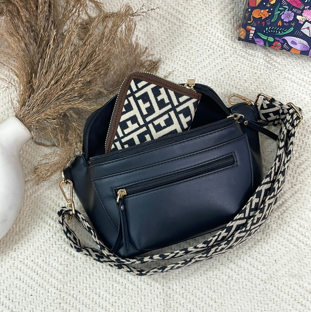 BLACK BUM BAG WITH T-SHAPE BELT